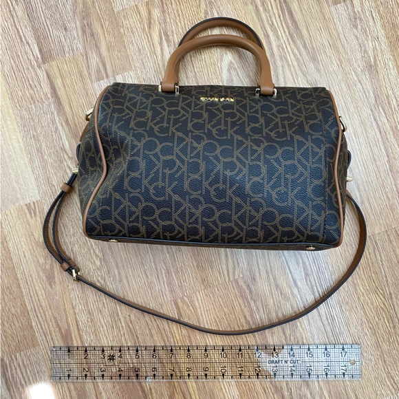 SIGNATURE CHAINED BARREL LEATHER SATCHEL IN BRN KHK/LUGGAGE/GOLD - Picture 6 of 11